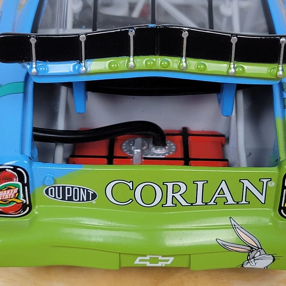 Jeff Gordon 24 Dupont Looney Tunes Rematch 400 NASCAR 1:24 Diecast 2002